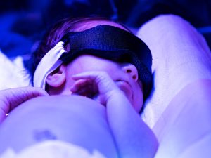 کودک خوابیده در دستگاه زردی نوزاد