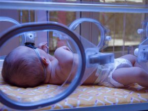 تصویر کودک تازه متولد شده داخل دستگاه زردی در خانه