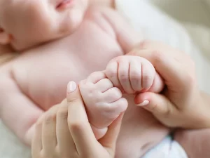 دستان نوزاد در دستان مادر