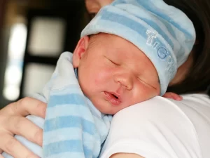 کودک مبتلا به زردی در آغوش مادر