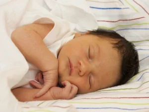 نوزاد دارای یرقان روی تخت خواب